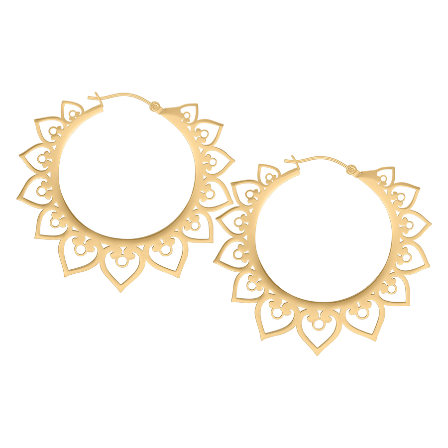 Par de aros dorados con diseño de corazón sobre fondo blanco