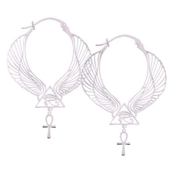 Aros plateados en forma de Cleopatra con alas y símbolo Ankh sobre fondo blanco