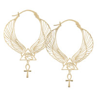 Aros Cleopatra dorados con diseño de alas y Ankh sobre fondo blanco