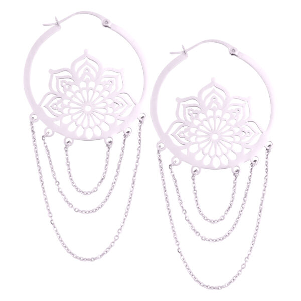 La Fleur Hoops de plata de acero quirúrgico 316L con colgante de cadena sobre fondo blanco