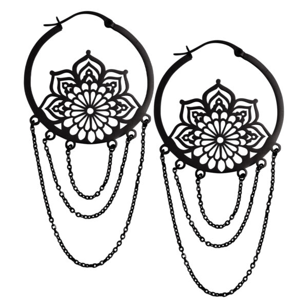 Pendientes negros con patrones florales y colgantes de cadenas sobre fondo blanco