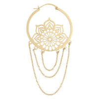Pendiente La Fleur Hoop en oro con detalles de cadena Pendiente La Fleur Hoop dorado con delicado patrón floral y detalles de cadena sobre fondo blanco