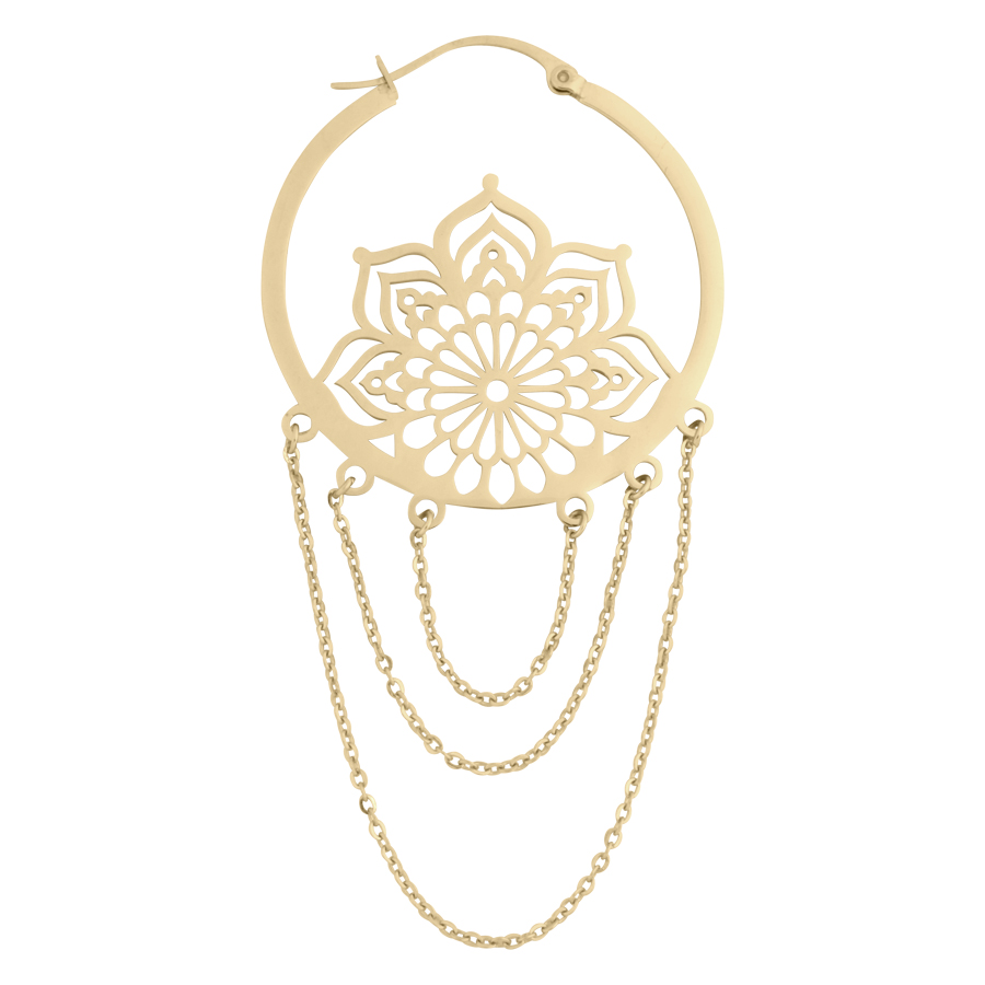Pendiente La Fleur Hoop en oro con detalles de cadena Pendiente La Fleur Hoop dorado con delicado patrón floral y detalles de cadena sobre fondo blanco