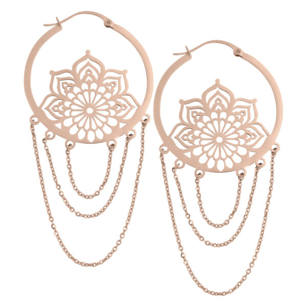Pendientes de oro rosa con patrones florales y colgantes de cadena sobre fondo blanco