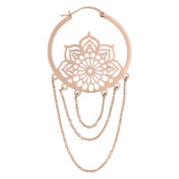 Roségoldene Ohrring mit Mandala-Design und Ketten auf weißem Hintergrund