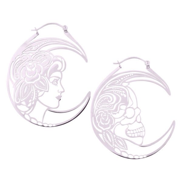 Pendientes plateados en forma de luna con cara y calavera sobre fondo blanco
