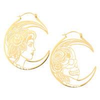 Aros dorados con diseño delicado de calavera y mujer sobre fondo blanco