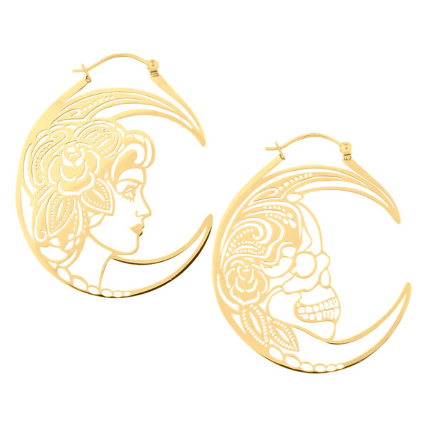 Aros dorados con diseño delicado de calavera y mujer sobre fondo blanco