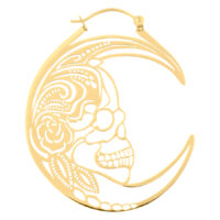 Aros dorados con diseño de calavera sobre fondo blanco