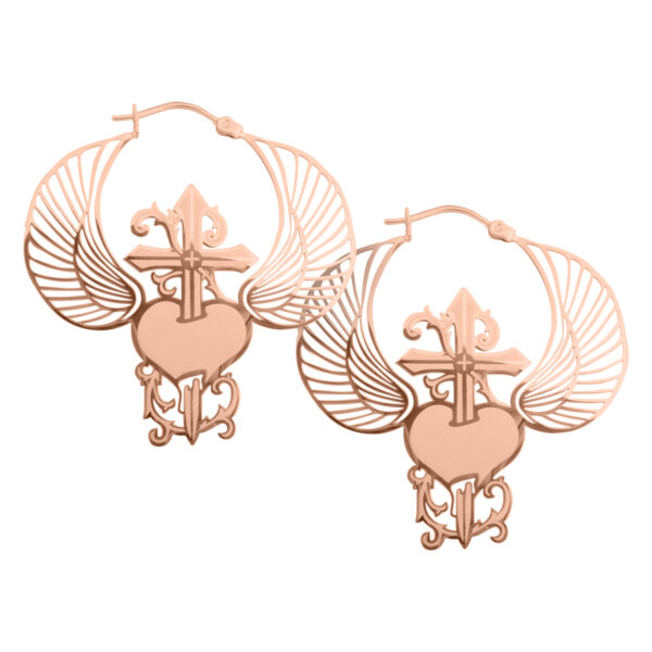 Pendientes de oro rosado con diseño de alas y daga sobre fondo blanco