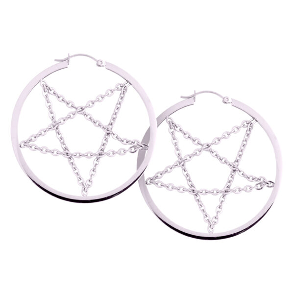 Pendientes plateados con diseño de pentagrama y cadena sobre fondo blanco