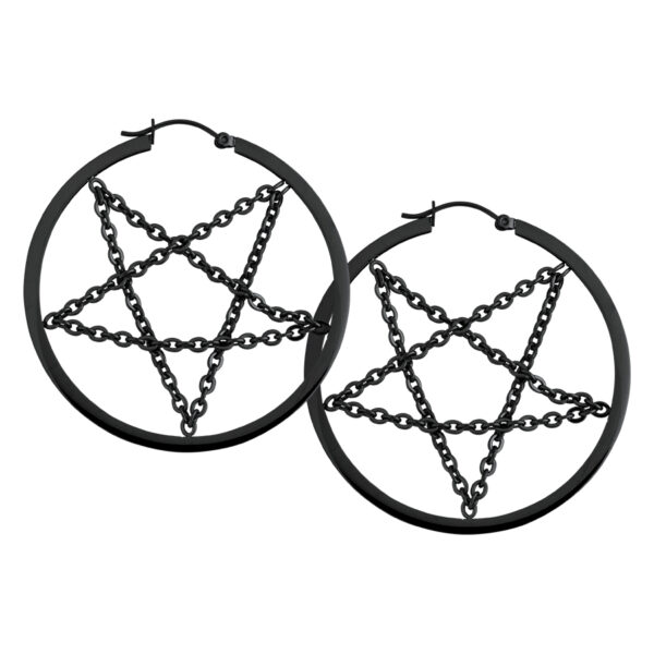 Pendientes de pentagrama negros con cadenas sobre fondo blanco