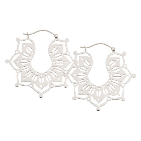 Pendientes Magnolia Hoops de plata de acero quirúrgico sobre fondo blanco