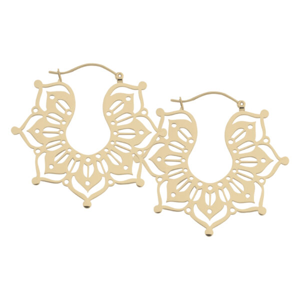 Pendientes Magnolia Hoops dorados de acero quirúrgico sobre fondo blanco