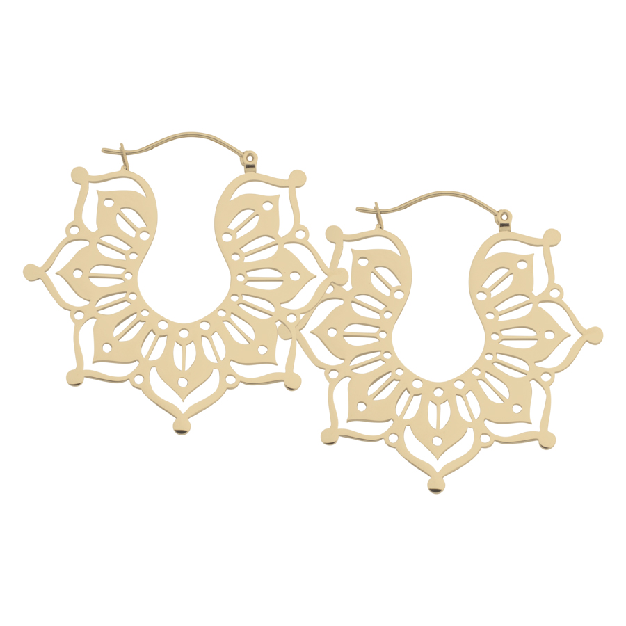 Pendientes Magnolia Hoops dorados de acero quirúrgico sobre fondo blanco