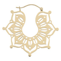 Aros dorados con diseño delicado sobre fondo blanco