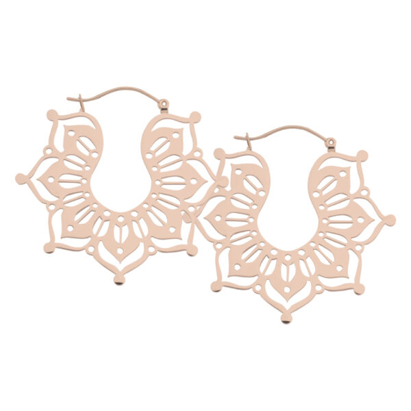 Aros de oro rosado en forma de Magnolia Hoops sobre fondo blanco