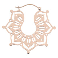 Magnolia Hoops in Roségold, Hochglanzpoliert Roségoldene Ohrringe in filigranem Design auf weißem Hintergrund