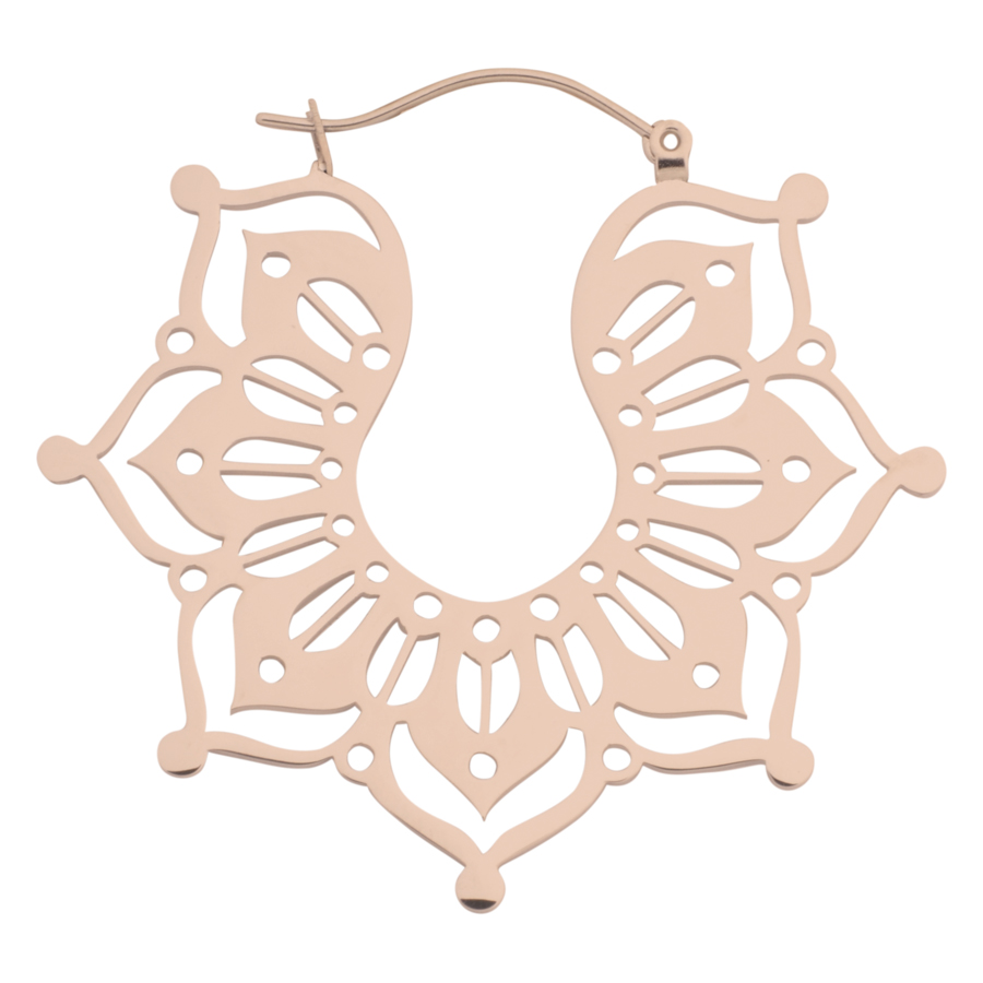 Magnolia Hoops in Roségold, Hochglanzpoliert Roségoldene Ohrringe in filigranem Design auf weißem Hintergrund