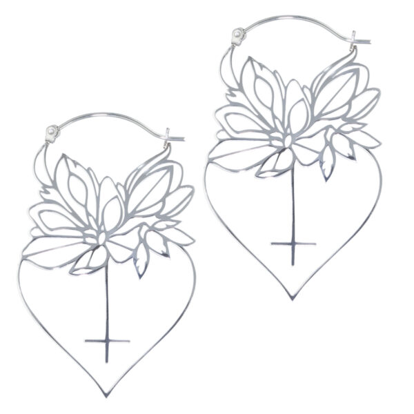 Pendientes Dahlia Hoops plateados con motivo floral sobre fondo blanco