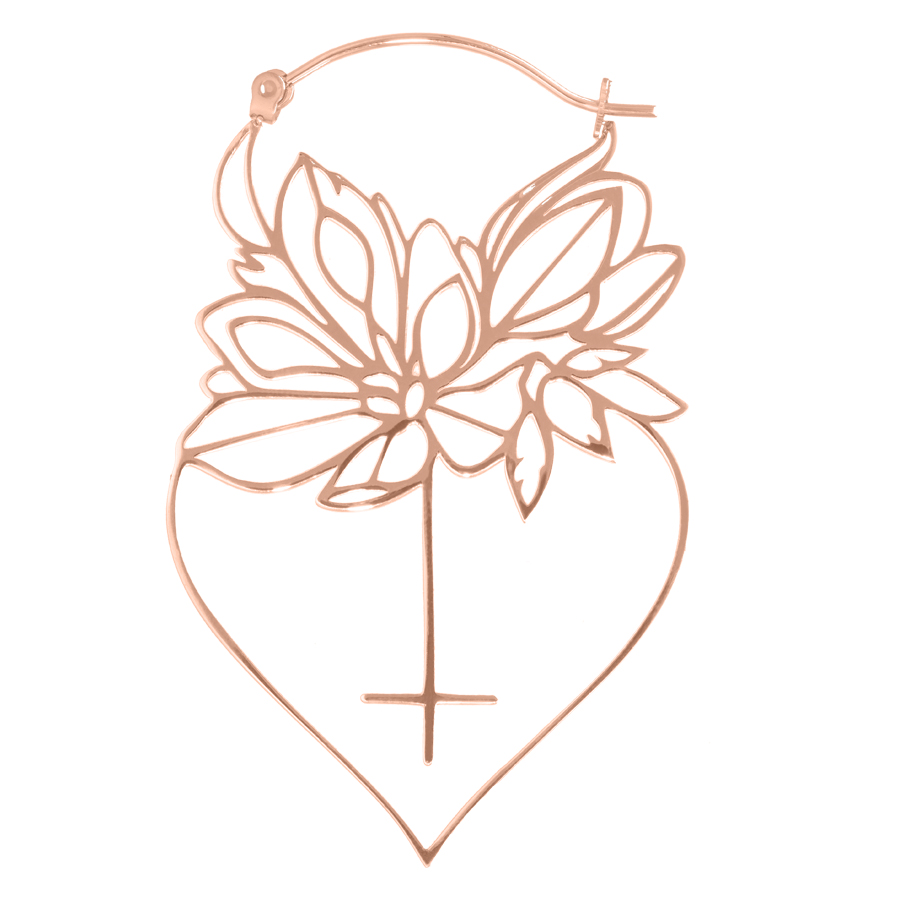 Roségoldene Dahlia Hoops Ohrringe in Herzform mit Blumenmuster auf weißem Hintergrund