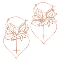 Zwei Roségold Ohrringe in Herzform mit Dahlienblütenmuster, auf weißem Hintergrund