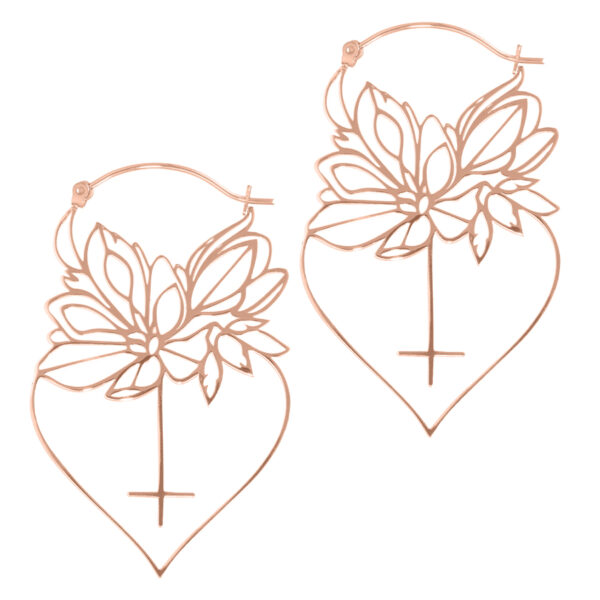 Dos pendientes de oro rosa en forma de corazón con diseño de flores de dalia, sobre fondo blanco