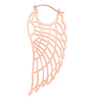Aros Wing Rosado Oro Aro rosado en forma de ala con cierre de bisagra sobre fondo blanco