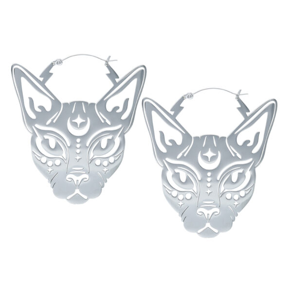 Dos pendientes Sphynx Hoops de plata sobre fondo blanco