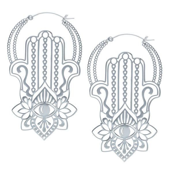 Dos pendientes Khamsa de plata de acero quirúrgico con diseño delicado sobre fondo blanco