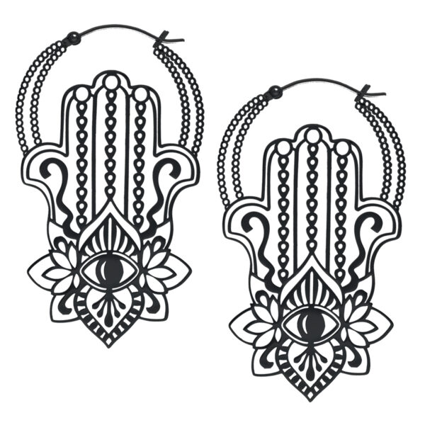 Aretes Khamsa Hoops negros de acero quirúrgico sobre fondo blanco
