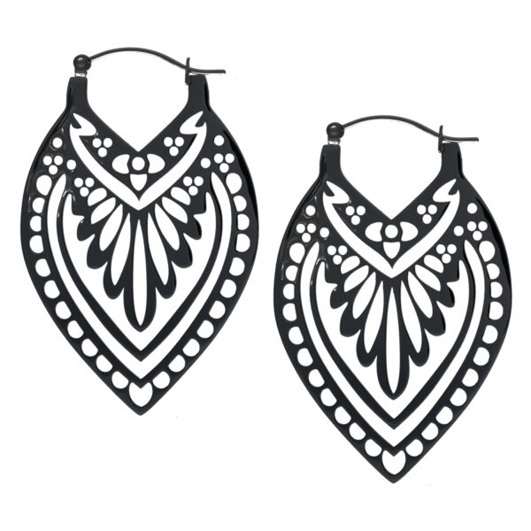Pendientes Creek Hoops negros de acero quirúrgico con diseño delicado sobre fondo blanco