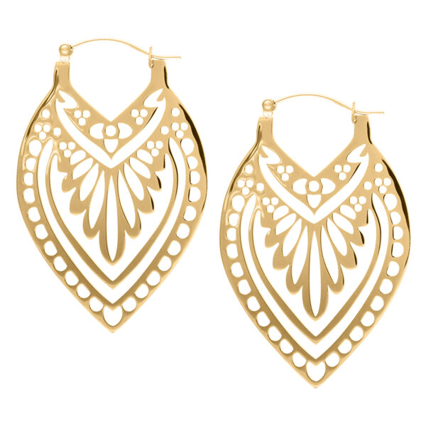Pendientes Creek Hoops dorados con diseño delicado sobre fondo blanco