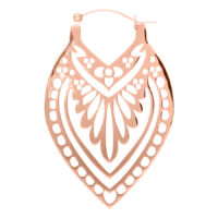 Creek Hoops Ohrringe in Roségold Detailaufnahme eines roségoldenen Creek Hoops Ohrrings auf weißem Hintergrund