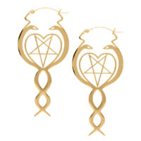 Aros dorados con motivo de serpiente y diseño de corazón sobre fondo blanco