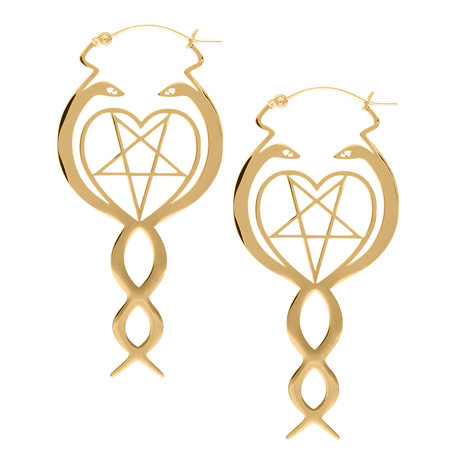 Aros dorados con motivo de serpiente y diseño de corazón sobre fondo blanco