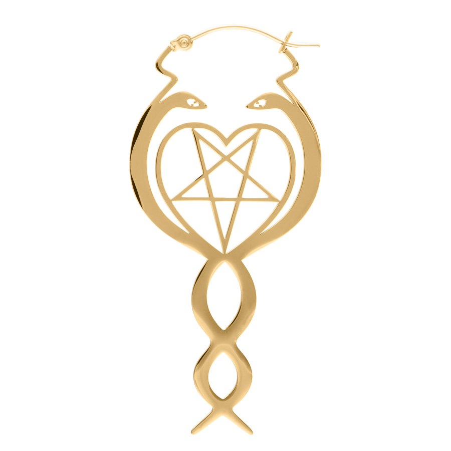 Pendiente dorado en forma de serpiente con motivo de corazón y estrella sobre fondo blanco