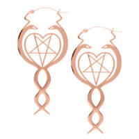 Roségoldene Nagini Hoops aus Chirurgenstahl auf weißem Hintergrund