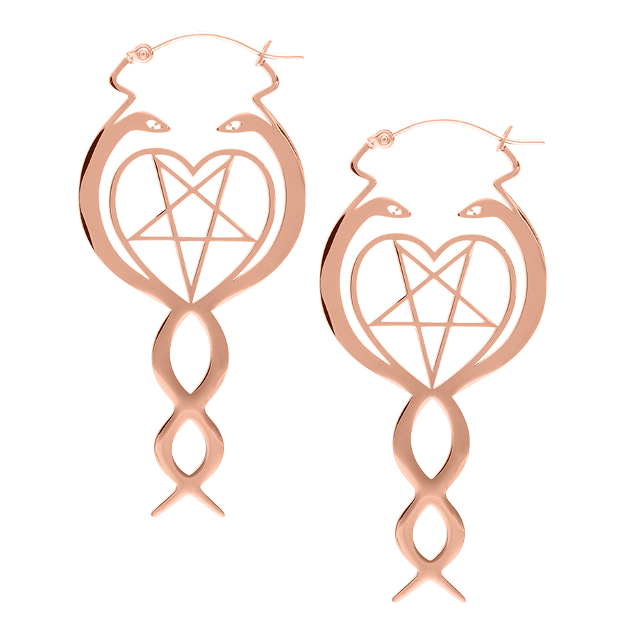 Roségoldene Nagini Hoops aus Chirurgenstahl auf weißem Hintergrund