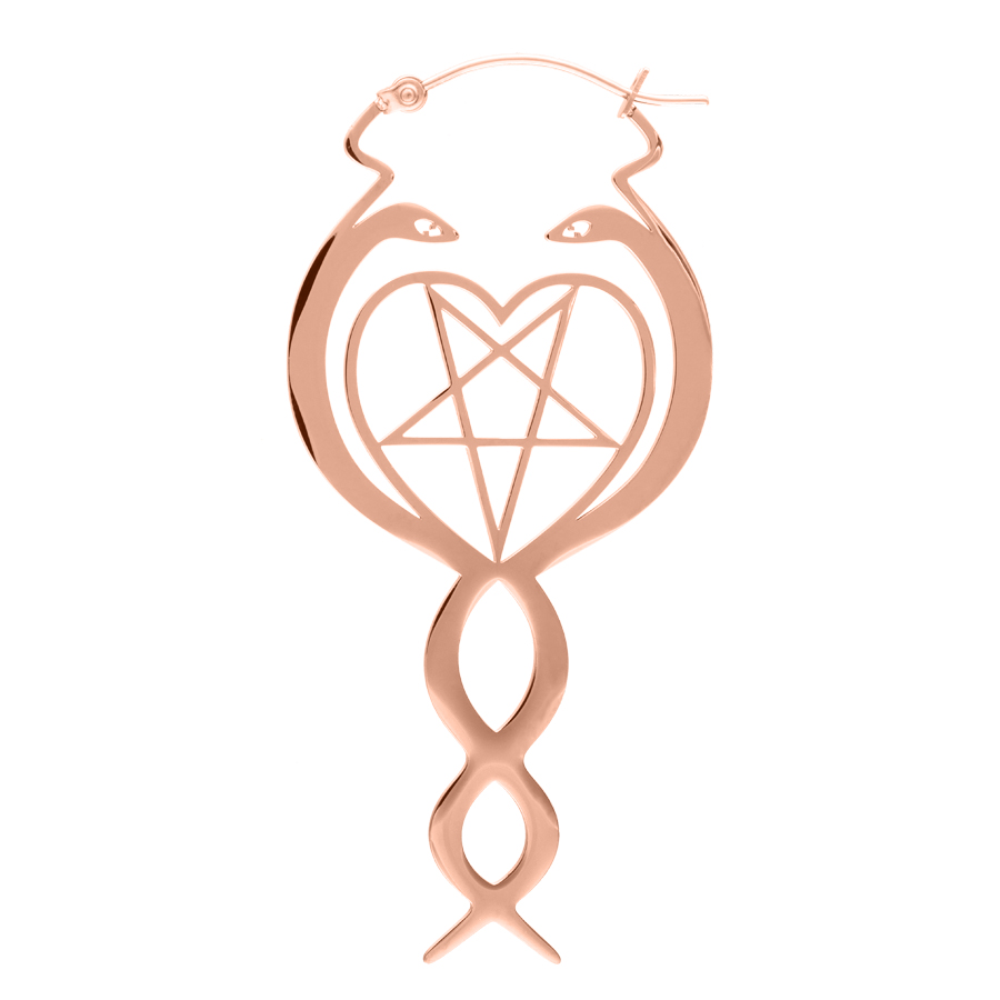 Roségoldene Nagini Hoops Ohrringe aus Chirurgenstahl auf weißem Hintergrund