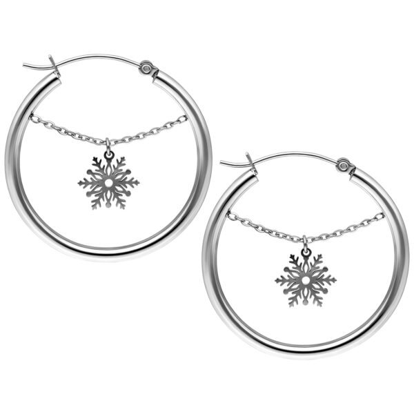 Dos pendientes plateados con colgante de copo de nieve sobre fondo blanco