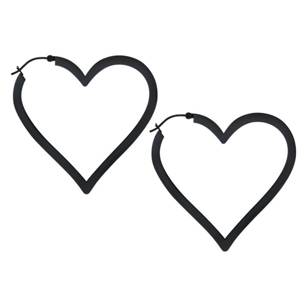 Dos pendientes negros en forma de corazón de acero quirúrgico brillante sobre fondo blanco