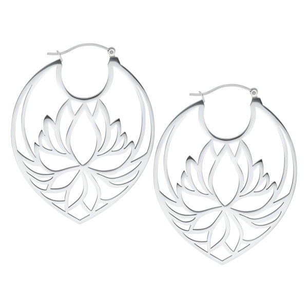 Par de aros de Lotus plateados de acero quirúrgico sobre fondo blanco