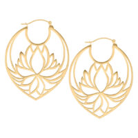 Pendientes Lily Hoops dorados y brillantes con diseño de loto sobre fondo blanco