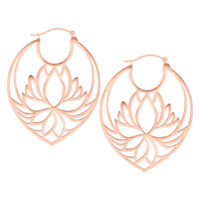 Roségoldene Lotus Hoops Ohrringe Roségoldene Lotus Hoops Ohrringe mit Klappverschluss auf weißem Hintergrund