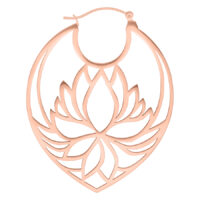 Lotus Hoops Ohrringe in Roségold Lotusförmige Ohrringe aus Chirurgenstahl in Roségold auf weißem Hintergrund