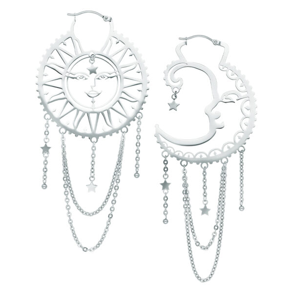 Pendientes plateados en forma de sol y luna con cadenas y estrellas