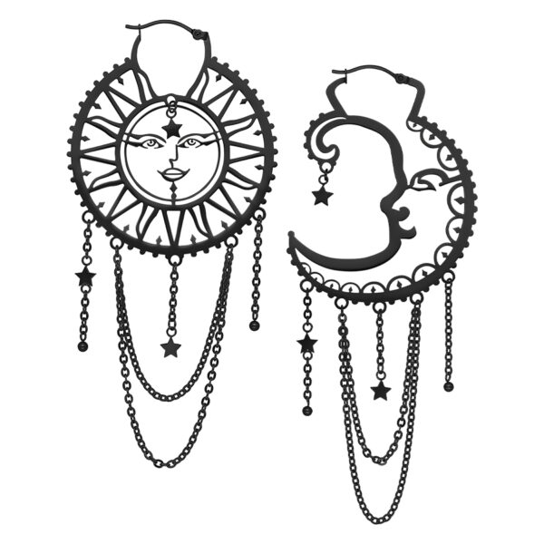 Dos aros negros con símbolo del sol y motivo de luna, cadenas y colgantes de estrellas sobre fondo blanco