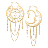 Aros Sun Moon dorados de acero quirúrgico Aros Sun Moon dorados con diseño de sol y luna sobre fondo blanco