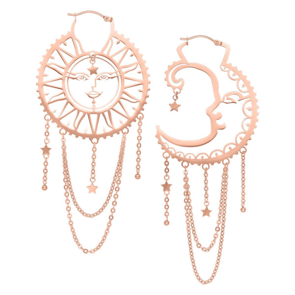 Aros de oro rosa con diseño de sol y luna, cadenas y colgantes de estrellas sobre fondo blanco